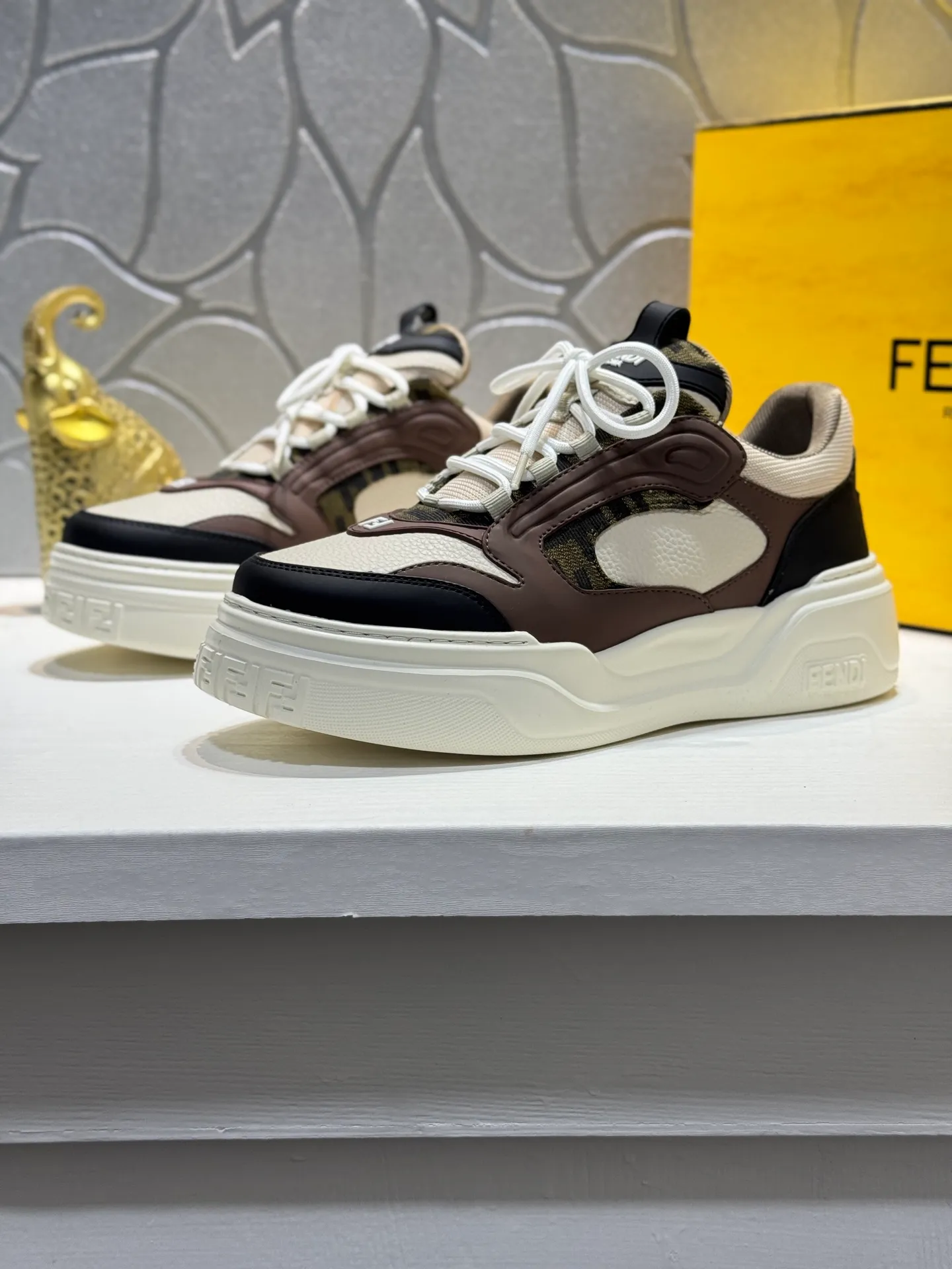 FENDI Fendi high version latest Force series calfskin FF men's shoes 💰560 [new style] 🦥🦥 mesh round toe thick sole low-top sports sneakers, these Force lace-up low-top shoes. Made of white full-grain leather and white and brown smooth leather. Padded. Brown FF jacquard and yellow technical fabric details. Lightweight and thick white sole with FF pattern details on the toe and heel ✔️Fabric: Imported first-layer cowhide breathable mesh ✔️Inner lining: Customized breathable mesh ✔️Sole: Open-molded rubber foam material ✔️Sole thickness: 7CM Size: #Men's 38-44 (45 is custom-made and cannot be returned or exchanged